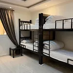 Urban Bunks Hostel - سرير في غرفة مشتركة
